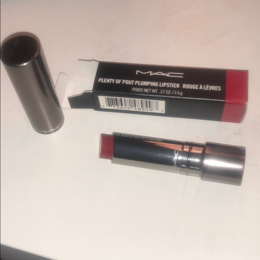 MAC plenty of pout plumping lipstick💄